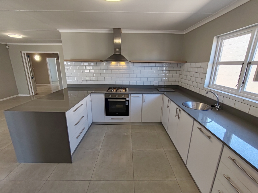 To Let 5 Bedroom Property for Rent in Myburgh Park Western Cape